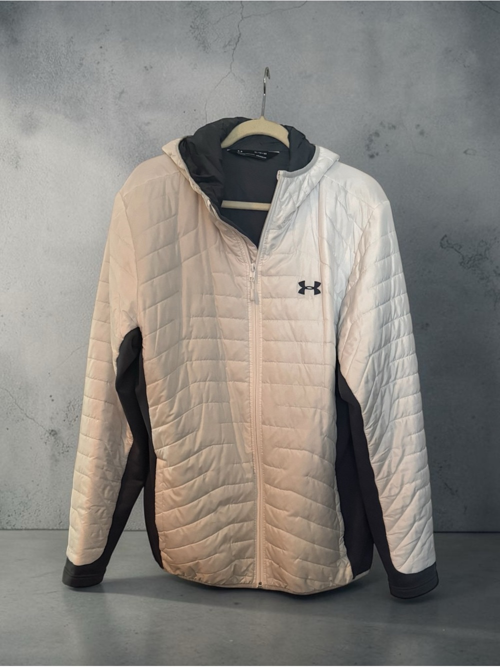 Under Armour Mens White Quilted Hooded Jacket / Gray Details